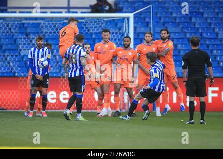 Sheffield, Regno Unito. 05 aprile 2021. Adam raggiunge il numero 11 di Sheffield Wednesday per renderlo 3-0 a Sheffield, Regno Unito, il 4/5/2021. (Foto di Mark Cosgrove/News Images/Sipa USA) Credit: Sipa USA/Alamy Live News Foto Stock