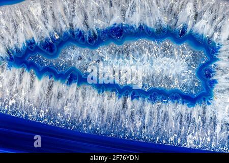 Primo piano su un geode di quarzo blu a strati Foto Stock