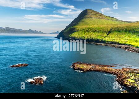 Vista pittoresca sulle verdi montagne delle isole faroesi vicino al villaggio di Gjogv sull'isola di Eysturoy, Isole Faroe, Danimarca. Fotografia di paesaggio Foto Stock