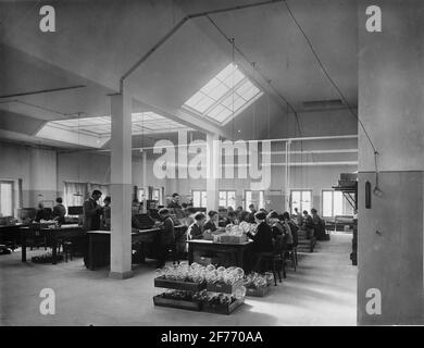 Interni dalla fabbrica AB Stockholm's bulbo fabbrica sulla Ringvägen 98 a Stoccolma, 1917. Foto Stock