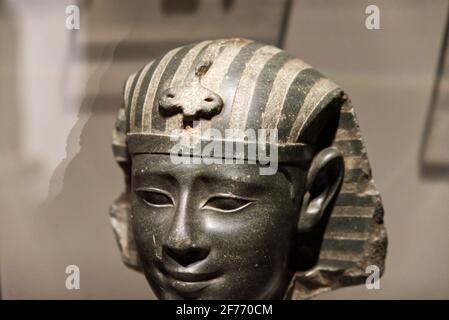 Museo Egizio di Torino - Settembre 2021: Primo piano di una testa egiziana finemente scolpita in diorite nera Foto Stock