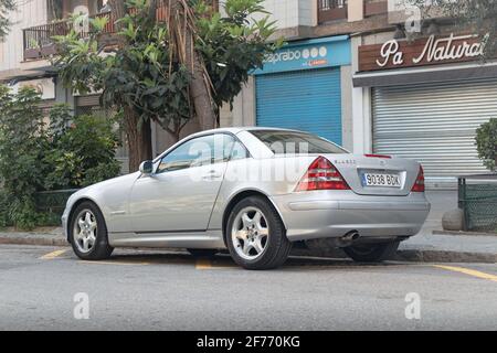 SABADELL, SPAGNA-4 APRILE 2021: Mercedes-Benz SLK 200 (R170), prima generazione (1996-2004), vista posteriore Foto Stock