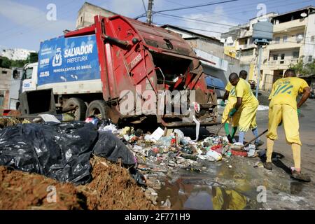 salvador, bahia / brasile - 2 ottobre 2016: Sallvador City Hall spazzatrici sono visti raccogliere rifiuti sulle strade della città. *** Local Caption *** . Foto Stock