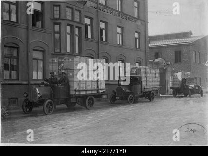 AB Stockholm's bulb Factory su Blekingegatan 63 a Stoccolma, prima del 1916. Trasporto di auto con scatole di lampadine. Che corrispondeva alla produzione di un giorno. Foto Stock