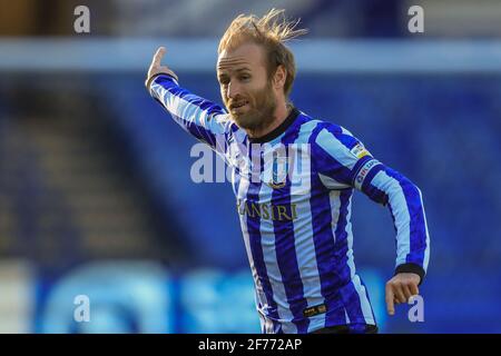 Sheffield, Regno Unito. 05 aprile 2021. Barry Bannan N. 10 di Sheffield Wednesday dà le istruzioni del suo team a Sheffield, Regno Unito, il 4/5/2021. (Foto di Mark Cosgrove/News Images/Sipa USA) Credit: Sipa USA/Alamy Live News Foto Stock