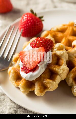 Waffle belgi dolci fatti in casa con fragole Foto Stock