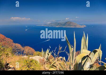 La vista dai quartieri imperiali della Villa Romana Jovis verso la Penisola Sorrentina e il Golfo di Napoli, Capri, Italia Foto Stock