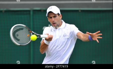 WIMBLEDON 2011. 4° giorno. NOVAK DJOKOVIC DURANTE IL SUO INCONTRO CON KEVIN ANDERSON. 23/6/2011. IMMAGINE DAVID ASHDOWN Foto Stock