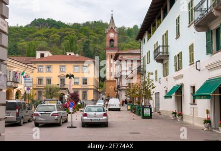 Cavour, Torino, Italia - 18 aprile 2014: Centro storico di Cavour, è una comune città metropolitana italiana di Torino in Piemonte. Foto Stock