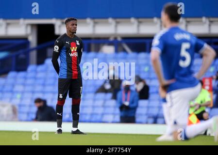 Everton, Regno Unito. 05 aprile 2021. Wilfried Zaha di Crystal Palace si erge mentre altri prendono il ginocchio davanti a k / o. Premier League Match, Everton contro Crystal Palace al Goodison Park di Liverpool lunedì 5 aprile 2021. Questa immagine può essere utilizzata solo per scopi editoriali. Solo per uso editoriale, è richiesta una licenza per uso commerciale. Nessun uso nelle scommesse, nei giochi o nelle pubblicazioni di un singolo club/campionato/giocatore. pic di Chris Stading/Andrew Orchard sport photography/Alamy Live news Credit: Andrew Orchard sports photography/Alamy Live News Foto Stock