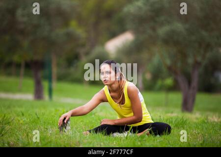 Donna che si esercita all'aperto Foto Stock
