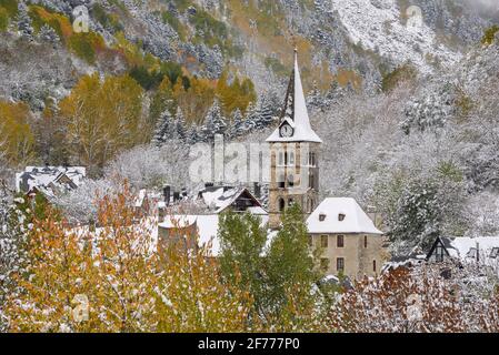 Arties villaggio in autunno con la prima nevicata (Valle d'Aran, Catalogna, Spagna, Pirenei) ESP: Arties, bajo las primeras nieves en otoño (Val d'Aran) Foto Stock