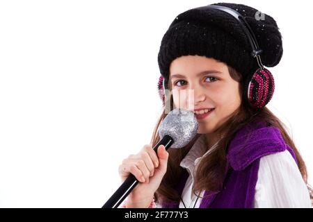 Donna bambino che canta con microfono e cuffie Foto Stock