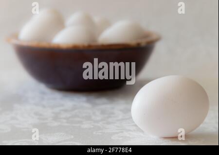 Immagini Stock - Le Uova Di Gallina Bianche Vengono Bollite In Un Mestolo  Con Acqua Sul Fornello Nella Cucina Di Casa. Concetto Di Cibo Dietetico.  Orientamento Orizzontale.. Image 170026853