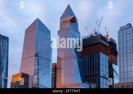 New York, Stati Uniti. 02 aprile 2021. Sviluppo nei cantieri Hudson e dintorni a New York venerdì 2 aprile 2021. (ÂPhoto di Richard B. Levine) Credit: Sipa USA/Alamy Live News Foto Stock