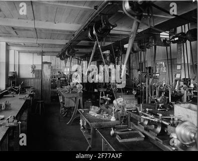 Interni della fabbrica AB Stockholm's bulbo fabbrica, 1923. Illuminazione Holophane. Foto Stock