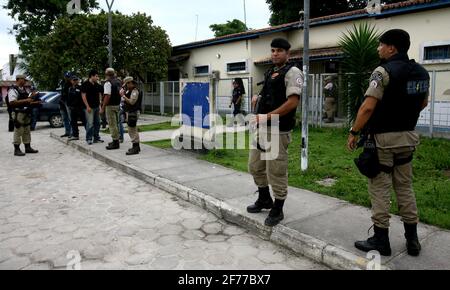 porto seguro, bahia / brasile - 1 dicembre 2011: Poliziotti militari sono visti durante l'azione nel complesso di polizia alla ricerca di membri del criminale Foto Stock