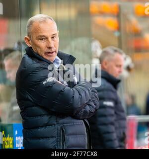 04/05/2021, Langnau im Emmental, Ilfisalle, Lega Nazionale: Tigri SCL - Lions ZSC, Trainer Rikard Franzen (Tigri) (USCITA Svizzera/Croazia) Foto Stock