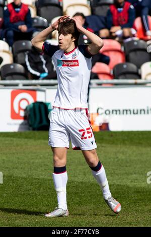 Newport, Regno Unito. 05 aprile 2021. George Thomason di Bolton Wanderers in azione EFL football League 2 match, Newport County contro Bolton Wanderers al Rodney Parade di Newport, Galles, lunedì 5 aprile 2021. Questa immagine può essere utilizzata solo per scopi editoriali. Solo per uso editoriale, è richiesta una licenza per uso commerciale. Nessun utilizzo nelle scommesse, nei giochi o nelle pubblicazioni di un singolo club/campionato/giocatore. pic by Lewis Mitchell/Andrew Orchard sports photography/Alamy Live news Credit: Andrew Orchard sports photography/Alamy Live News Foto Stock