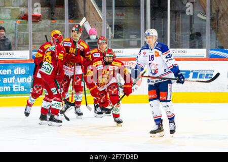 04/05/2021, Langnau im Emmental, Ilfishalle, Lega Nazionale: Tigri SCL - ZSC Lions, Tiger Jubel guidato da 19 Pascal Berger (Tigri) (USCITA Svizzera/Croazia) Foto Stock