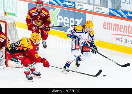 05.04.2021, Langnau im Emmental, Ilfishalle, Lega Nazionale: Tigri SCL - Lions ZSC, miglior marcatore ben Maxwell (Tigers) contro il miglior marcatore Sven Andrighetto (ZSC) (USCITA Svizzera/Croazia) Foto Stock