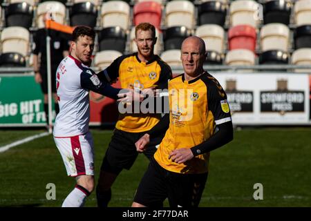 Newport, Regno Unito. 05 aprile 2021. Kevin Ellison di Newport County in azione EFL football League due match, Newport County contro Bolton Wanderers al Rodney Parade di Newport, Galles, lunedì 5 aprile 2021. Questa immagine può essere utilizzata solo per scopi editoriali. Solo per uso editoriale, è richiesta una licenza per uso commerciale. Nessun utilizzo nelle scommesse, nei giochi o nelle pubblicazioni di un singolo club/campionato/giocatore. pic by Lewis Mitchell/Andrew Orchard sports photography/Alamy Live news Credit: Andrew Orchard sports photography/Alamy Live News Foto Stock