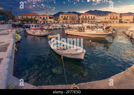 Agios Nikolaos villaggio costiero vicino Kardamyli, Peloponneso Foto Stock