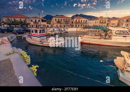 Agios Nikolaos villaggio costiero vicino Kardamyli, Peloponneso Foto Stock