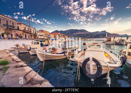 Agios Nikolaos villaggio costiero vicino Kardamyli, Peloponneso Foto Stock