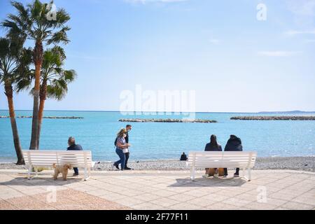 Nizza, Francia. 05 aprile 2021. Saint-Laurent-du-Var durante il 3 ° contenimento il 5 aprile 2021 a Nizza, Francia. A partire da questo fine settimana in Francia si applicano nuove misure di contenimento. Questo atto III confinamento è più flessibile delle edizioni precedenti: È ora possibile camminare senza limiti di tempo entro un raggio di dieci chilometri, con il suo certificato di viaggio. (Foto di Lionel Urman/Sipa USA) Credit: Sipa USA/Alamy Live News Foto Stock