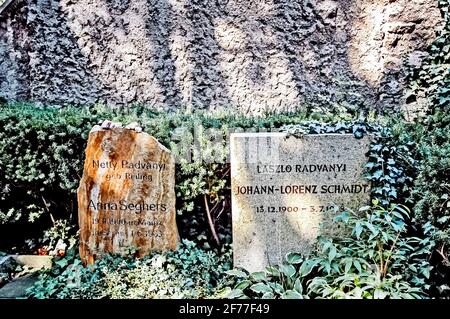 Berlino: Dorotheenstädtischer Friedhof - Grab von Anna Seghers und Ehemann Foto Stock