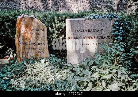 Berlino: Dorotheenstädtischer Friedhof - Grab von Anna Seghers und Ehemann Foto Stock