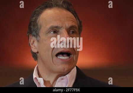 New York, Stati Uniti. 05 aprile 2021. Il governatore di New York Andrew Cuomo parla al Rochdale Village Community Center di New York il 5 aprile 2021. Pool Photo by Brendan McDermid/UPI Credit: UPI/Alamy Live News Foto Stock