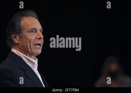 New York, Stati Uniti. 05 aprile 2021. Il governatore di New York Andrew Cuomo parla al Rochdale Village Community Center di New York il 5 aprile 2021. Pool Photo by Brendan McDermid/UPI Credit: UPI/Alamy Live News Foto Stock