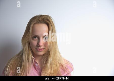 Ritratto di una bella ragazza bionda su sfondo bianco Foto Stock