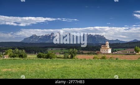 Montagna di Montserrat e Torre Lluvià, a Manresa e Pla de Bages, in un pomeriggio di primavera (provincia di Barcellona, Catalogna, Spagna) Foto Stock