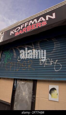 Negozi e pub nel famoso Camden Market chiuso, con alcuni in vendita e per lasciare dovuto blocco per prevenire la diffusione della pandemia di Coronavirus a Londra, Inghilterra, Regno Unito. Foto Stock