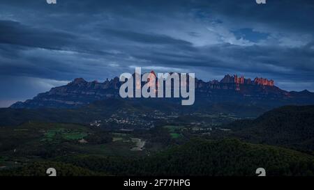 Montagna di Montserrat in un tramonto nuvoloso (provincia di Barcellona, Catalogna, Spagna) ESP: Macizo de Montserrat al atardecer, (Barcellona, Cataluña) Foto Stock