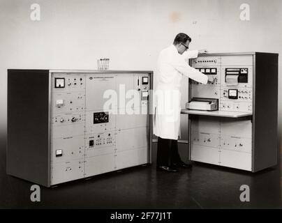 Cromatografo Gask - spettrometro di massa. Per la separazione e l'analisi di sostanze biologiche, in quantità fino a 1/100,000,000, grammi. LKB Products AB, Bromma, 1965. Foto Stock