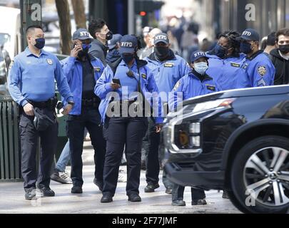 New York, Stati Uniti. 05 aprile 2021. Gli ufficiali di polizia di NYPD arrivano ad un lato di Upper East 4 Black Lives Matter tiene la chiusura della protesta di 3rd Avenue a New York City lunedì 5 aprile 2021. Foto di John Angelillo/UPI Credit: UPI/Alamy Live News Foto Stock