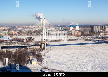 Il ponte Bolshoi Obukhovsky e la circonvallazione che attraversa il fiume Neva nella stagione invernale. San Pietroburgo, Russia Foto Stock
