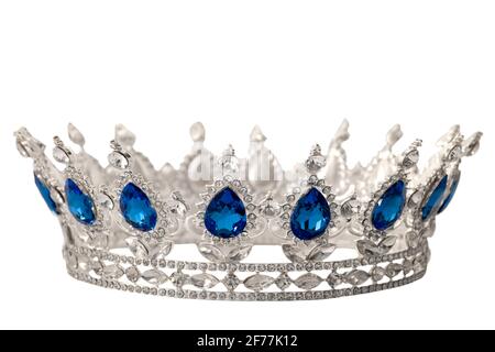 Vincitore di un concorso di bellezza, accessorio sposa in matrimonio e corona reale per un concetto regina con una tiara argentata coperta di cristalli, diamante e zaffi blu Foto Stock