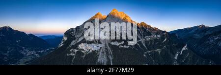 Vista aerea del monte Pedraforca in un'alba estiva sulla Valle delle Salde (provincia di Barcellona, Catalogna, Spagna, Pirenei) Foto Stock