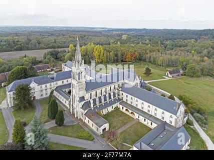 Francia, Orne, Parco Naturale Regionale Perche, Soligny la Trappe, Abbazia di la Trappe, sede di una comunità di monaci cistercensi trappisti, Notre-Dame de la Trappe (vista aerea) Foto Stock