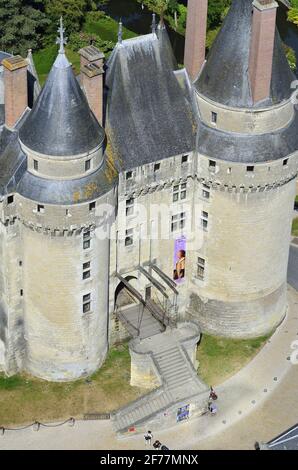 Francia, Indre et Loire, Parco Naturale Regionale della Loira Anjou Touraine, Valle della Loira Patrimonio Mondiale dell'UNESCO, Langeais, Parco e Giardino Chateau de Langeais, castello in città con il fiume Loira (vista aerea) Foto Stock