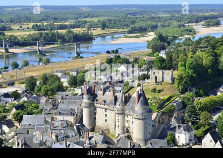 Francia, Indre et Loire, Parco Naturale Regionale della Loira Anjou Touraine, Valle della Loira Patrimonio Mondiale dell'UNESCO, Langeais, Parco e Giardino Chateau de Langeais, castello in città con il fiume Loira (vista aerea) Foto Stock