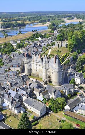 Francia, Indre et Loire, Parco Naturale Regionale della Loira Anjou Touraine, Valle della Loira Patrimonio Mondiale dell'UNESCO, Langeais, Parco e Giardino Chateau de Langeais, castello in città con il fiume Loira (vista aerea) Foto Stock