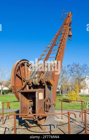 Gru da cantiere in disuso nel parco del patrimonio industriale, le Blanc, Indre (36), Francia. Foto Stock