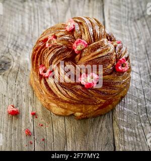 Francia, Parigi, panetteria e pasticceria Arlette et Colette, brioche intrecciata con pralina rosa Foto Stock