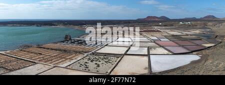 Spagna, Isole Canarie, Isola di Lanzarote, Costa sud-occidentale, las salinas de Janubio (Saline di Janubio) Foto Stock